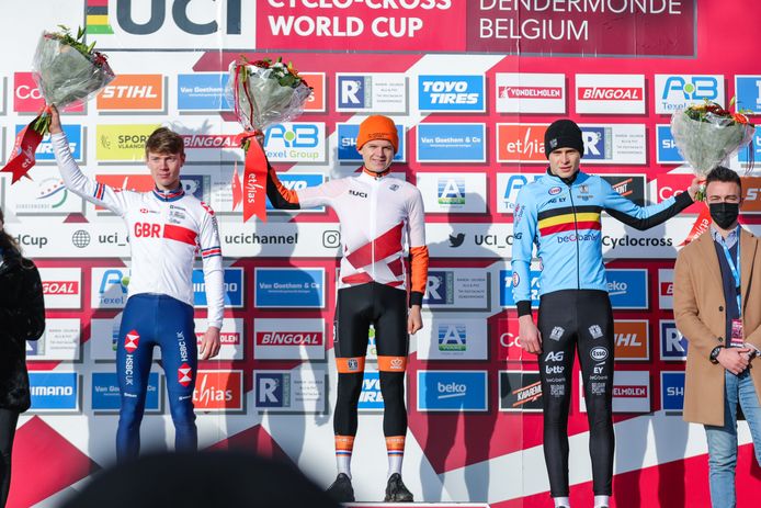 In Dendermonde haalde Viktor Vandenberghe (r.) in het shirt van de nationale ploeg zijn eerste podium in een Wereldbeker.