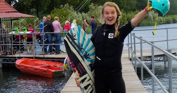 Zangeres Laura van Kaam krijgt 'ultiem gevoel van vrijheid' op haar wakeboard - De Gelderlander
