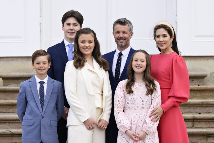 Het Deense kroonprinselijk gezin poseert voor het paleis. Van links naar rechts: prins Vincent, prins Christian, prinses Isabella, kroonprins Frederik, prinses Josephine en kroonprinses Mary.