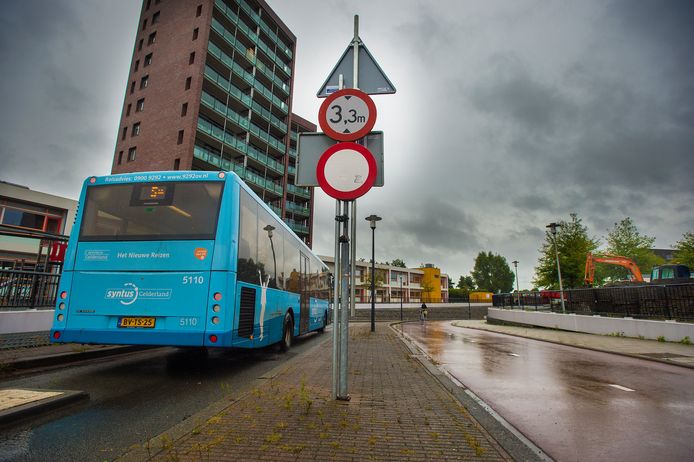 Deze Syntus-chauffeur rijdt goed, over de busbaan. Zijn collega belandde donderdag op het naastgelegen fietspad en ramde een viaduct.