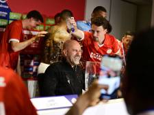 Spelers trakteren trainer Peter Bosz op bierdouche tijdens persconferentie na kampioenschap PSV
