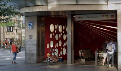 Un homme de 30 ans retrouvé mort à l'entrée de la station De Brouckère à Bruxelles