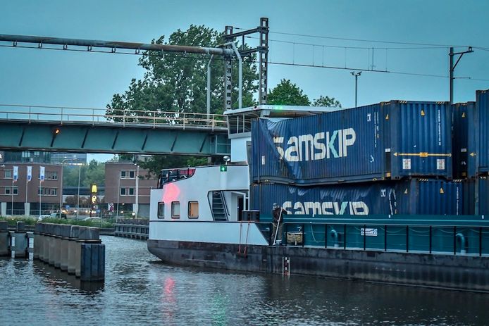 Containerschip ramt spoorbrug in Gouda