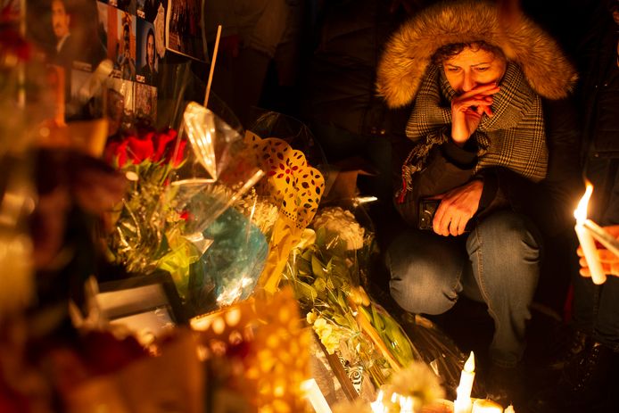 Een vrouw huilt bij een wake in Toronto voor de omgekomen slachtoffers.