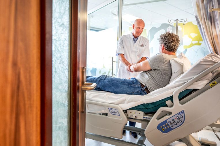 Emile Voest, Internist en Oncoloog en medisch directeur van het Antoni van Leeuwenhoek in Amsterdam, is nauw betrokken bij het experiment. Beeld Raymond Rutting