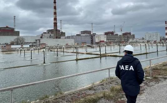 Archiefbeeld. Een medewerker van IAEA bij de kerncentrale van Zaporizja. 