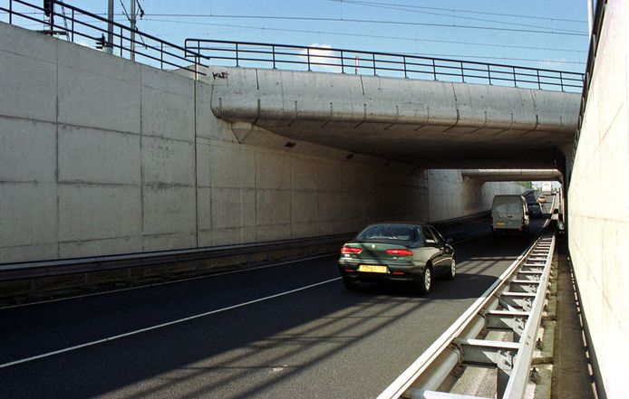 Bij de tunnel onder het spoor blijft de Keulsebaan tweebaans. Volgens tegenstanders van de verbreding zou dit ervoor zorgen dat er op dit punt alsnog file ontstaat.