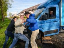 Jongeren helpen Albert Heijn-bezorger met bus uit berm 