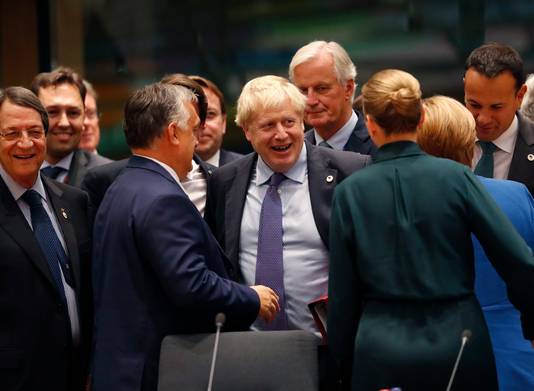 Boris Johnson samen met andere Europese leiders bij het begin van de Europese top. 