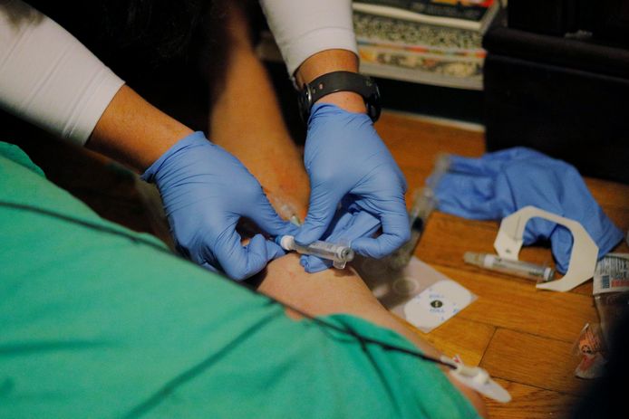 Eerstehulpverleners behandelen een man die bezweek aan een overdosis opioïden in de VS.