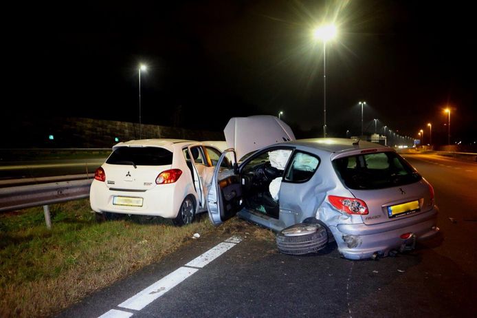 Twee auto’s zijn in de nacht van zaterdag op zondag op elkaar gebotst op de A59 bij Den Bosch.