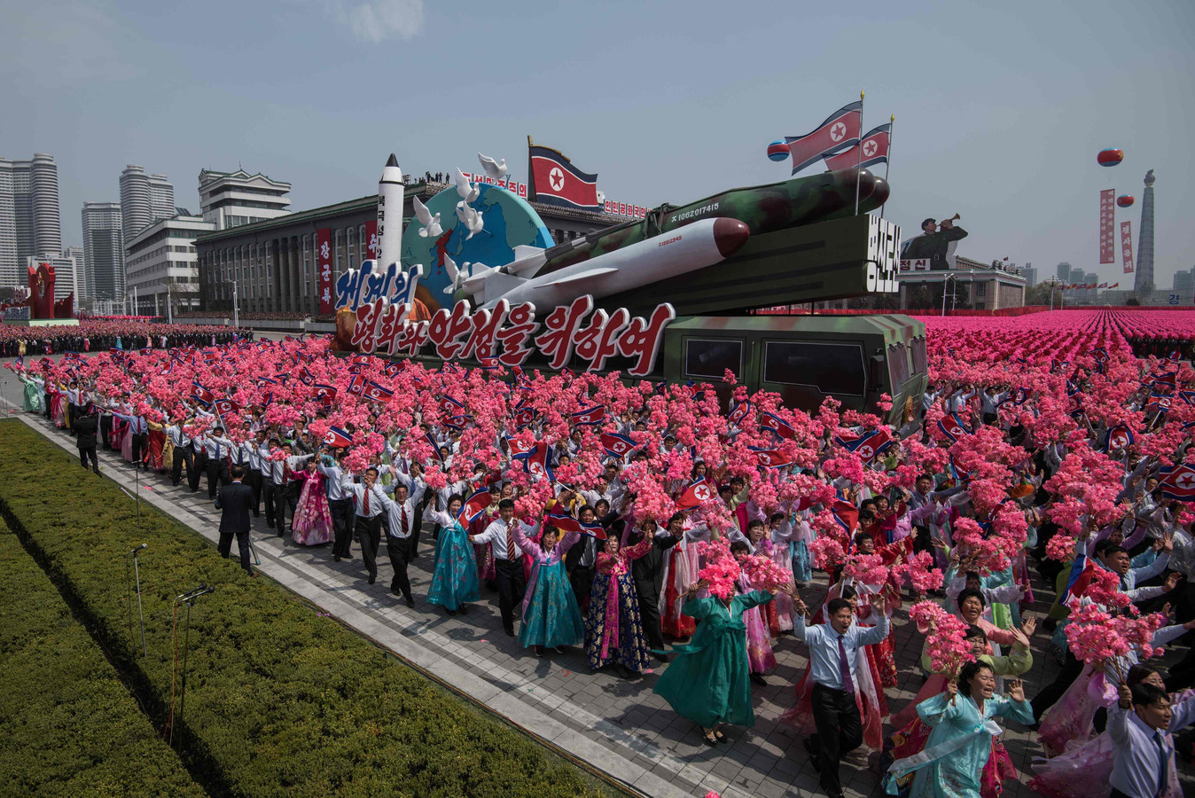 Tijdens een parade ter ere van de oude leider Kim Il-sung in april werden de militaire ontwikkelingen uitbundig gevierd.
