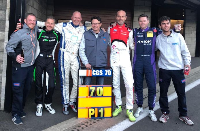 Een deel van het CGS-team van Christophe Hooreman (derde van links) dat met zijn 2PK triomfeerde in Spa-Francorchamps.