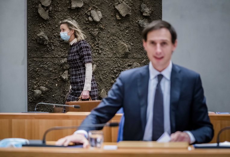 Kajsa Ollongren (Defensie) en Wopke Hoekstra (Buitenlandse Zaken) tijdens het debat. Beeld ANP Bart Maat