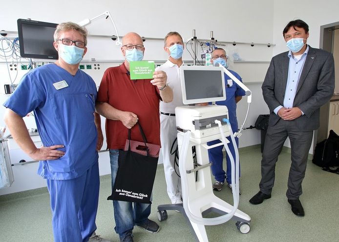 Eddy Siemes met links van hem hoofdarts Volker Schulte en rechts hoofdarts Peter Teschendorf, verpleger Silvan Müller en ziekenhuis-ceo Frans Blok (r).