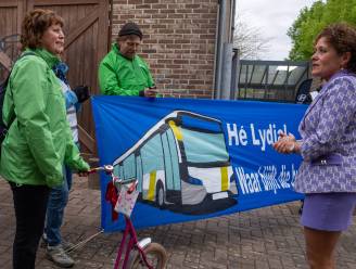 “Hé Lydia, waar blijft die bus?”: minister Peeters krijgt bezoek van activisten van Greenpeace en Grootouders voor het Klimaat op haar eigen feest
