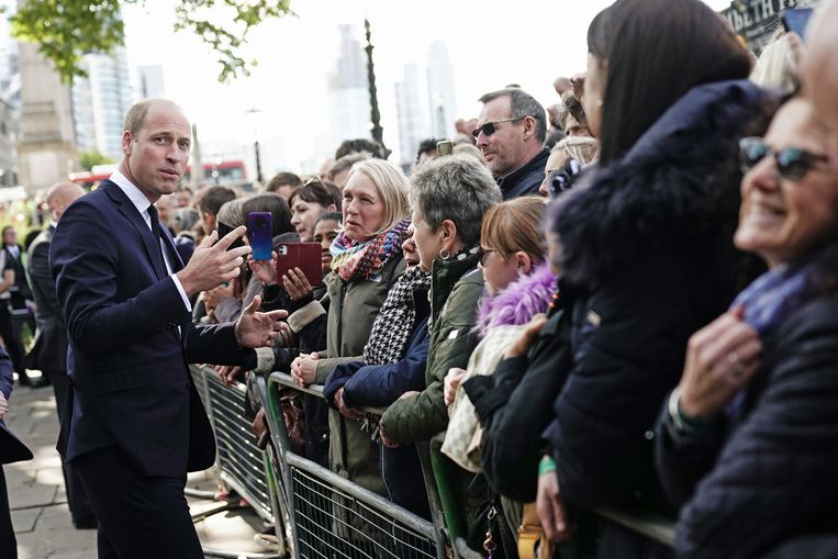 Koning Charles III en prins William verrassen kilometers aan wachtende mensen met bezoek Beeld Getty Images