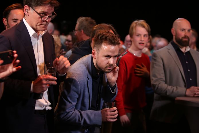 Spanning voor de uitslag van de verkiezingen in Breda: van links naar rechts Jeroen Bruijns (CDA) verscholen achter burgemeester Paul Depla,  Arjen van Drunen (PvdA) en Boaz Adank (VVD).