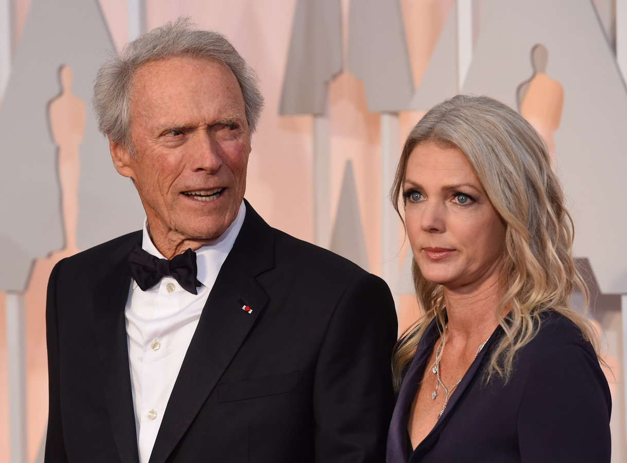 Clint Eastwood (84) met jonge vriendin op rode loper Foto AD.nl 