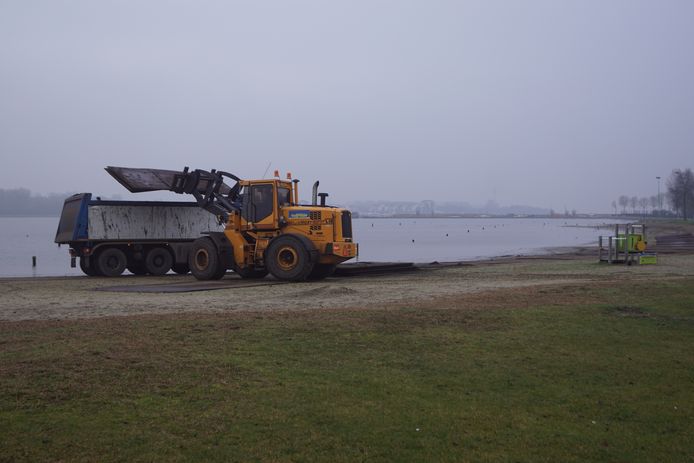 Op strand ’t Kleine Zeetje worden rijplaten geplaatst voor het verwijderen van de bagger.