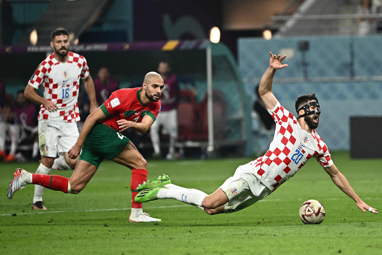 De Kroatische verdediger Josko Gvardiol gaat neer na een contact met Sofyan Amrabat van Marokko, zaterdag in het Khalifa International Stadium in Doha. Beeld AFP