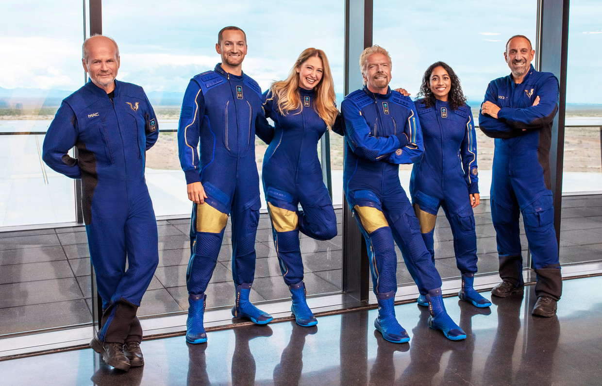 Richard Branson (vierde van links) met de crew van Virgin Galactic.  Beeld Virgin