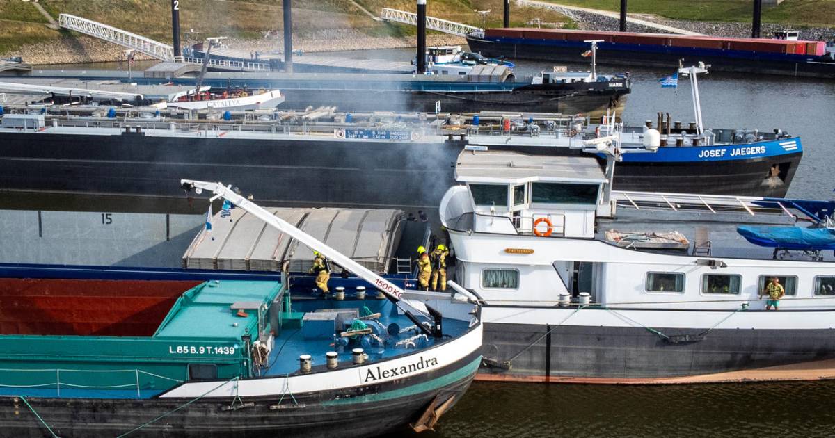 Brand in binnenvaartschip onder controle in haven bij Tolkamer