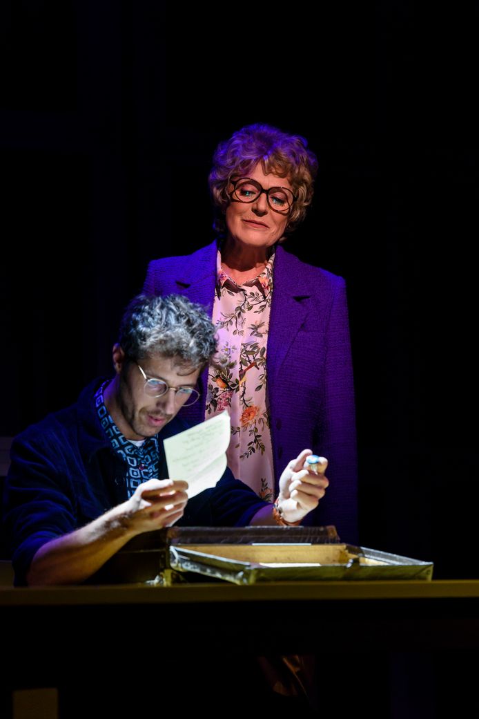 Simone als Annie, William Spaaij speelt haar zoon Flip.