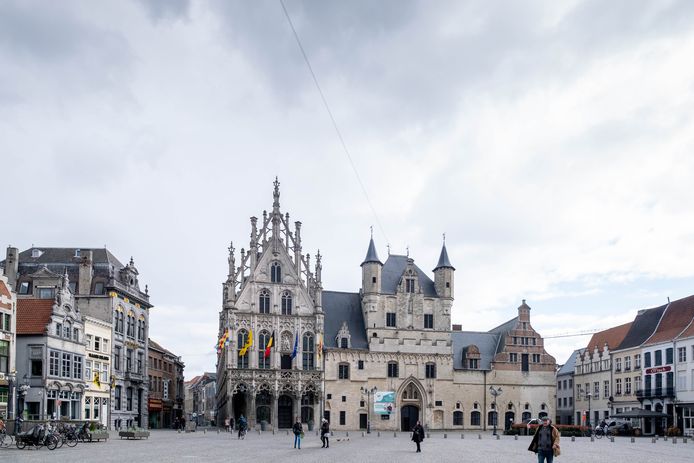 Het stadhuis op de Grote Markt in Mechelen