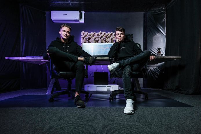 Het Winterswijkse dj en producer duo LENN in hun studio. Links Len Bloemers, rechts Lennart Hoftijzer