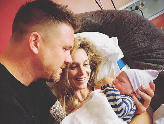 Johnny de Mol, zijn verloofde Anouk van Schie en Johnny jr.