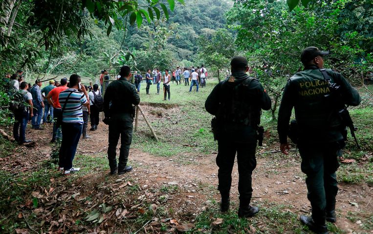 Colombiaanse politie patrouilleren op de plek waar de explosie plaatsvond.  Beeld AFP