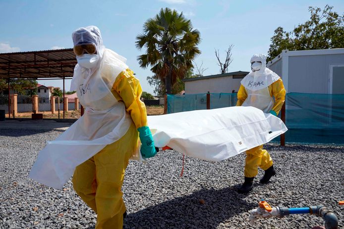 Een oefening van ebolabestrijders zoals die op verschillende plekken in Afrika worden gehouden, hier in Zuid-Soedan. De lokale bevolking snapt onvoldoende wat er aan de hand is en de gekste geruchten doen al snel de ronde.
