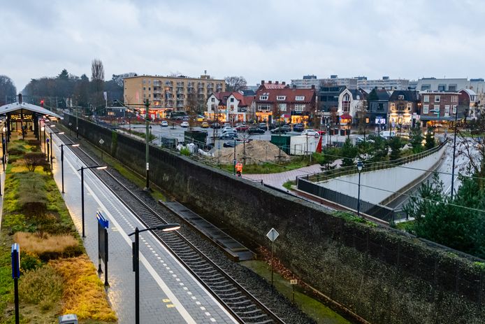 De gemeente De Bilt heeft plannen om 2000 huizen te bouwen op de parkeerplaats van station Bilthoven.