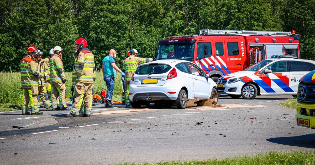 Frontale botsing bij Schokland, brandweer moet bestuurders uit auto bevrijden.
