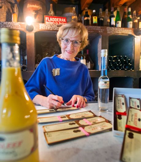 Carla (71) schrijft alle etiketten voor drankmerk met de hand: ‘Ik neem er een glaasje bij’