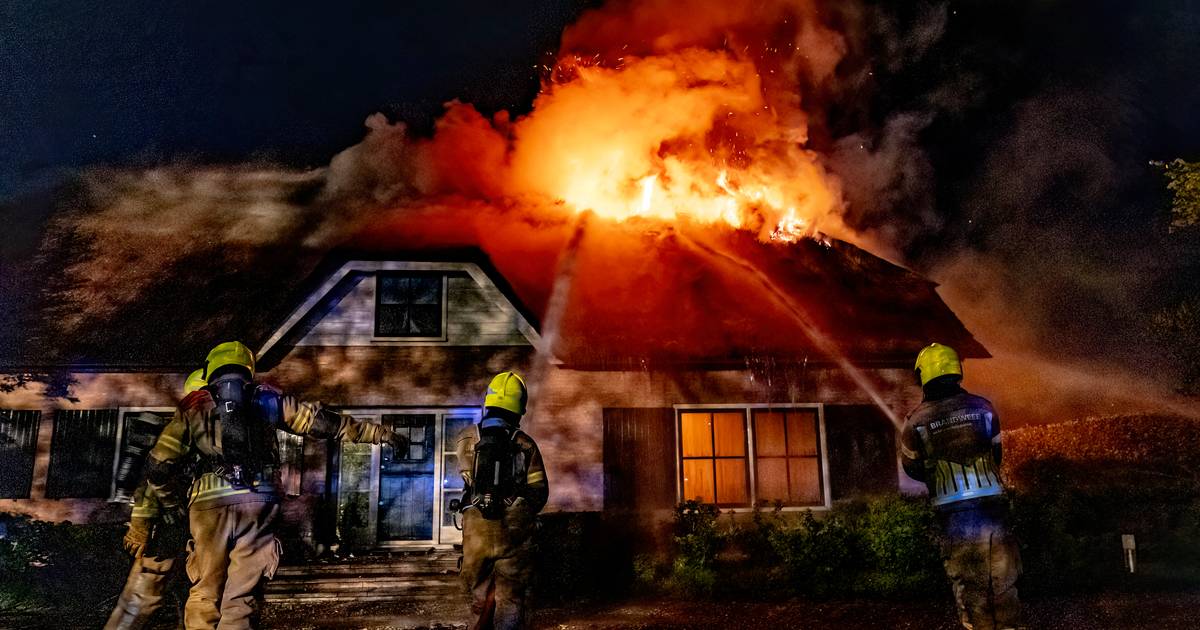 Woning met rieten dak in Dussen in brand, bewoners en hond ongedeerd: ‘Het ging zo hard, niet te hou