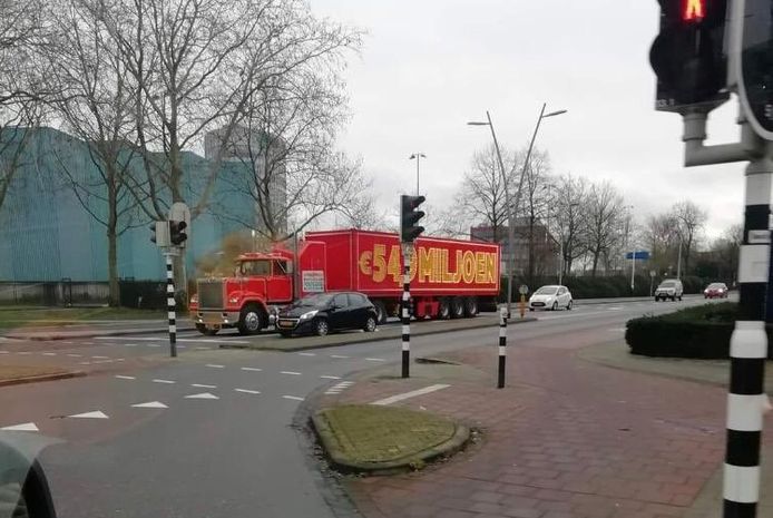 De opvallende truck van de Postcodeloterij wordt op verschillende plaatsen in Oss waargenomen. Hier op de Molenstraat bij de blauwe wand van Organon.