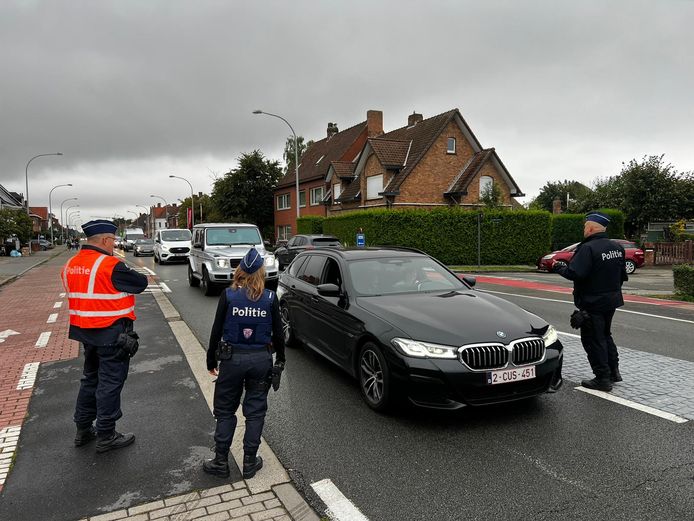 Aan de Torhoutse Steenweg in Brugge staat de politie om controles uit te voeren op passerende voertuigen.
