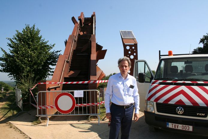 Burgemeester Rudi Beeken voor de vernielde toren.