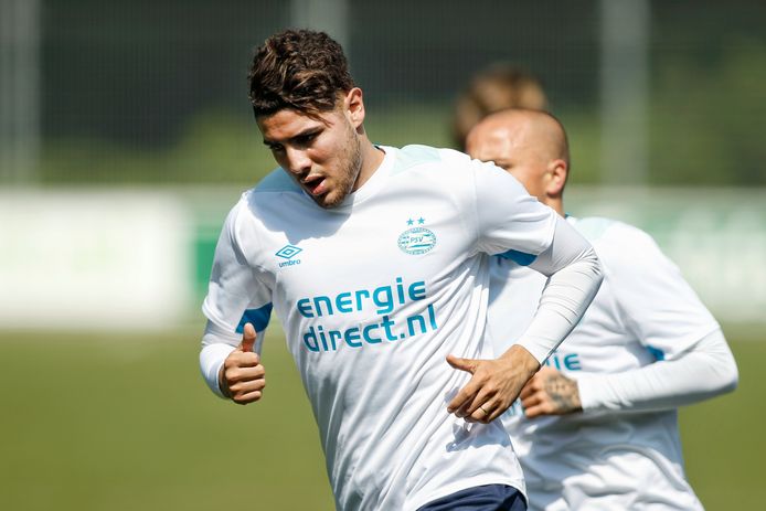 Maxi Romero tijdens de eerste training van PSV. Angeliño volgt hem.