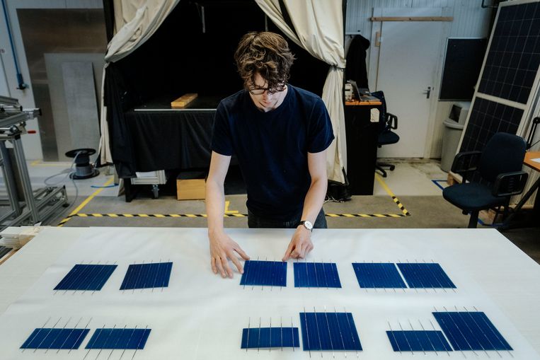 Gerard de Leede rangschikt de zonnepanelen. Beeld Merlin Daleman