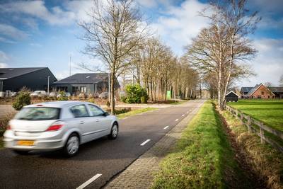 Geen vrijliggend fietspad langs de drukke Brandlichterweg in Denekamp: ‘geen directe verkeersonveili