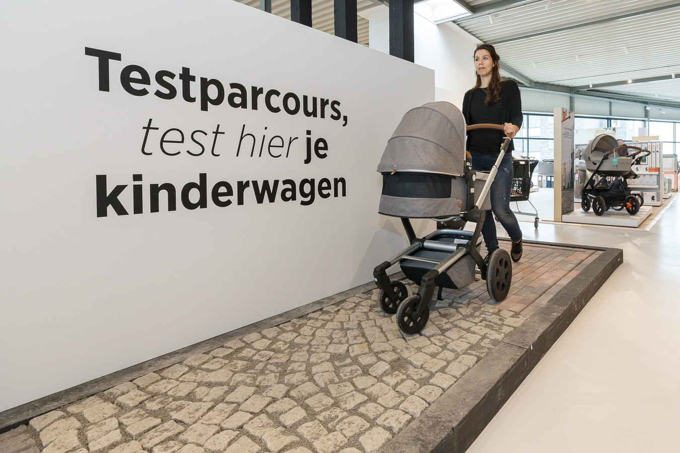 Glimlach Analist piano Deze gigantische babywinkel in Staphorst heeft zelfs een testbaan voor  kinderwagens (maar blijft op zondag dicht) | Foto | destentor.nl