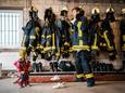 Maurits Meijers is politicoloog én vrijwillige brandweerman in zijn woonplaats Wyler (Duitsland). Hier in de kazerne met zijn dochtertje.