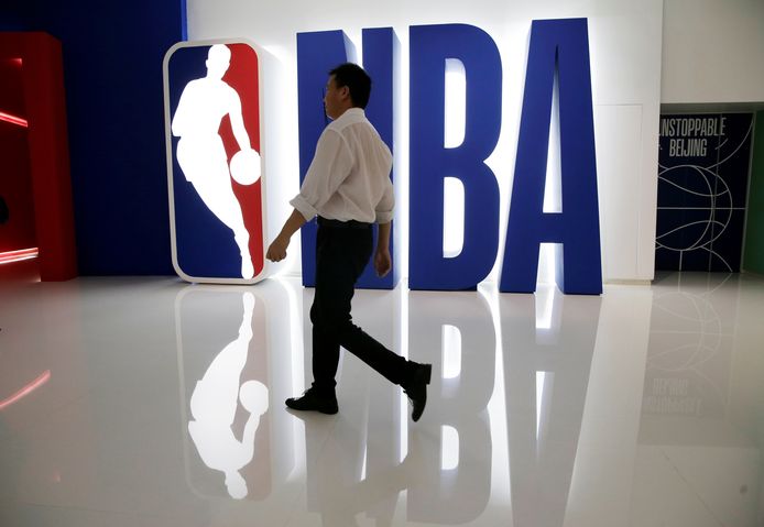Het NBA-logo met  Jerry West.