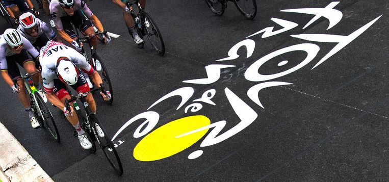 De Noor Alexander Kristoff van UAE-Team Emirates drukt zijn fiets als eerste over de finishlijn in Nice. Beeld Klaas Jan van der Weij / de Volkskrant