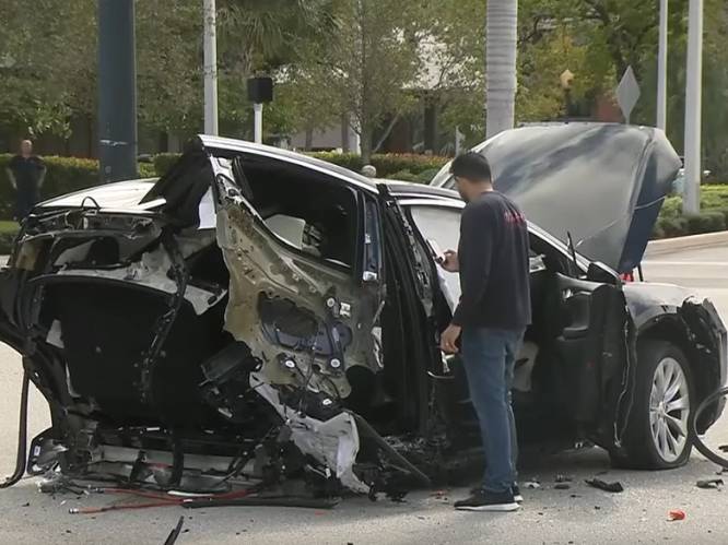 Tesla breekt in tweeën na zware crash