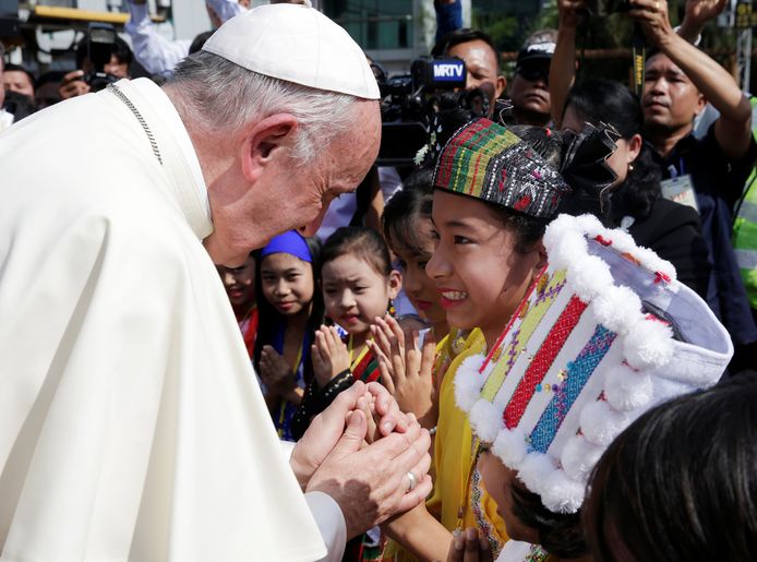 Paus Franciscus wordt enthousiast begroet in Rangoon.