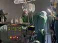 Un médecin ukrainien filme une opération à cœur ouvert sur un ado pendant une coupure d’électricité